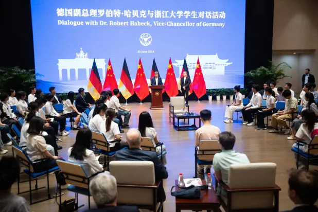 وزير الاقتصاد الألماني روبرت هابيك يتحدث في جامعة تشجيانغ خلال زيارته إلى الصين يوم 23 يونيو 2024 (د.ب.أ)