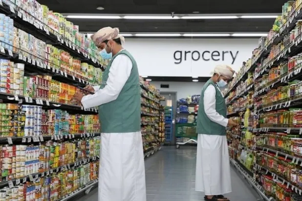 متسوقون في أحد المتاجر بسلطنة عمان (أونا)