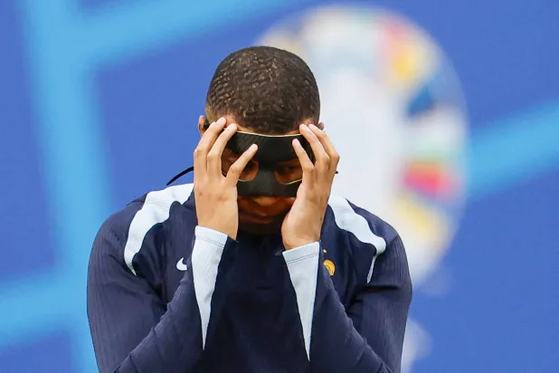 مبابي سيرتدي قناعاً خلال مباريات «اليورو» (أ.ف.ب)