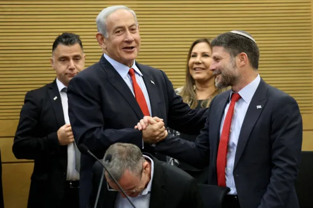 İsrail Maliye Bakanı Bezalel Smotrich, Knesset'teki 2023 bütçe oylaması öncesinde İsrail Başbakanı Binyamin Netanyahu ile birlikte (AFP)