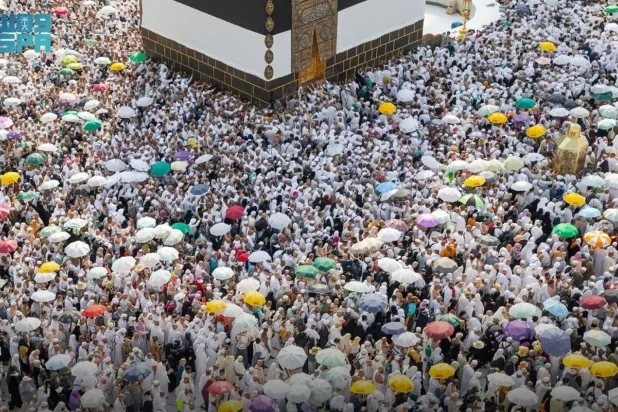 ضيوف الرحمن يؤدون طواف الوداع بعد انتهاء مناسك الحج (واس)