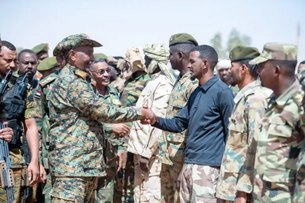 Orgeneral Burhan Sudan ordusundaki askerlerle (AWP)