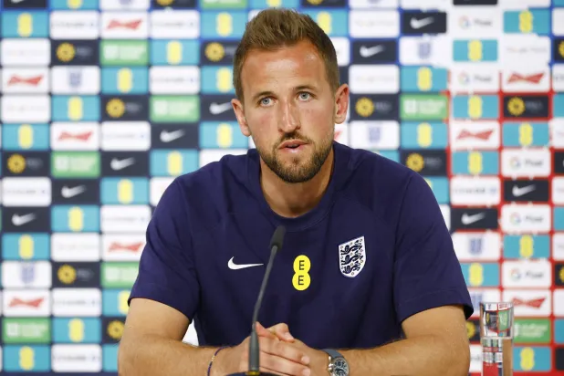 كين خلال حديثه للصحافيين (رويترز)