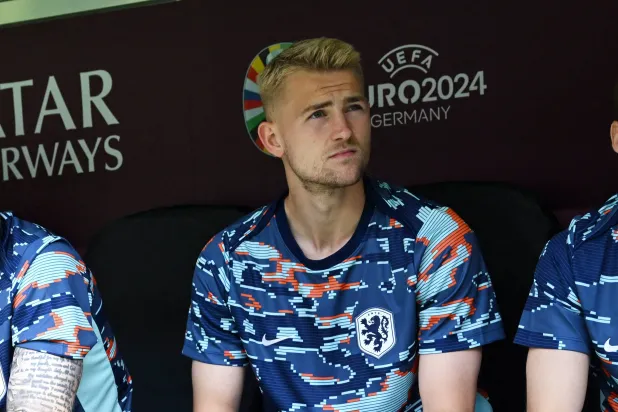 ماتيس دي ليخت يترقب مشاركته الأولى في البطولة الأوروبية (رويترز)