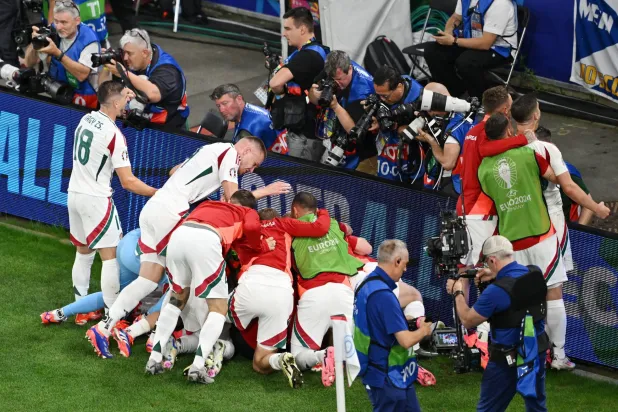 فرحة عارمة للاعبو منتخب المجر عقب فوزهم في الوقت القاتل أمام اسكوتلندا ضمن منافسات يورو 2024 (رويترز)