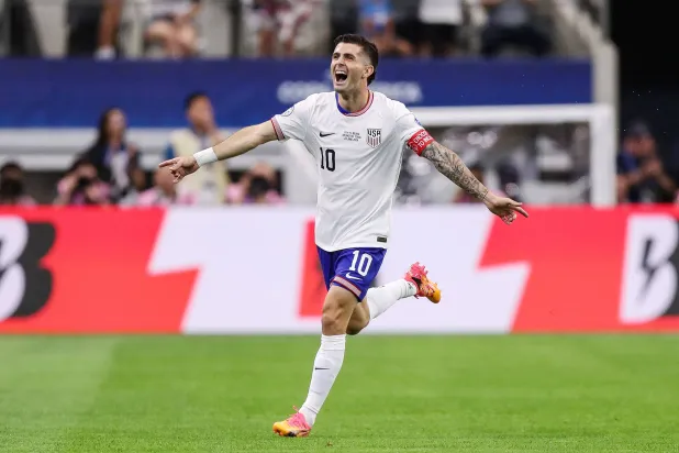 الأميركي بوليسيتش ينطلق فرحاً بهدفه في مرمى بوليفيا مسجلا رقماً قياسي لأسرع هدف في الكوبا أميركا (أ.ف.ب)