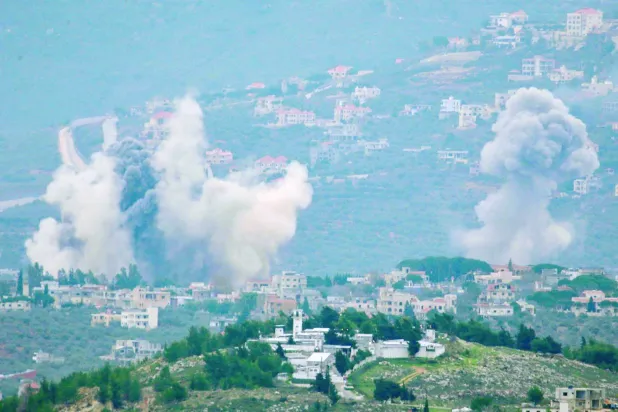 İsrail, Lübnan'ın güneyindeki sınır kasabası Kafr Kila'yı bombaladı. (AFP)