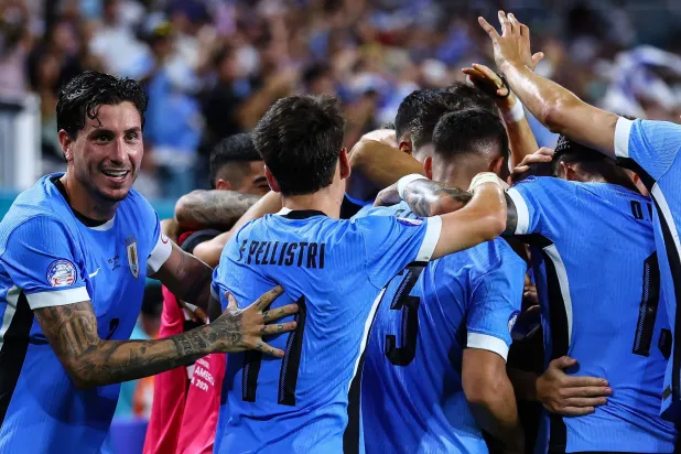 وضع الجناح الأوروغوياني ماكسيميليانو أراوخو منتخب بلاده في المقدمة (أ.ف.ب)