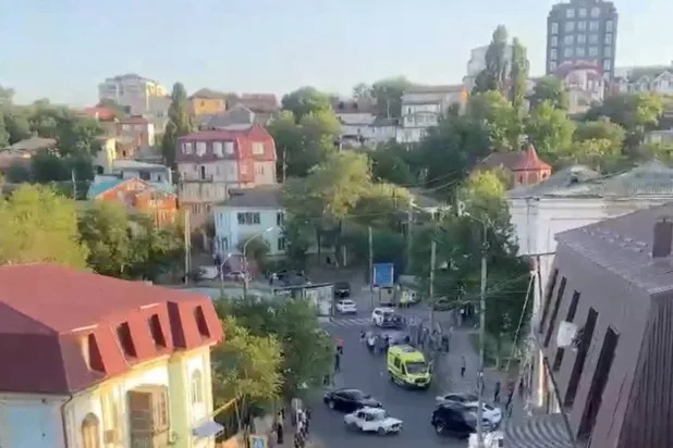 Dağıstan'ın başkenti Mahaçkale'de terör saldırısı sırasında acil servis araçlarını sokakta gösteren videodan çekilen görüntüler (Reuters)