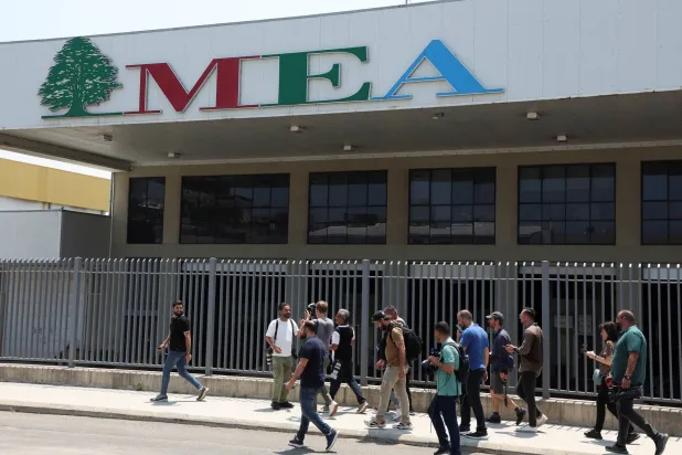 أعضاء من وسائل الإعلام يسيرون خلال جولة نظمت للدبلوماسيين الأجانب ووسائل الإعلام حول مطار بيروت الدولي في بيروت 24 يونيو 2024 (رويترز)