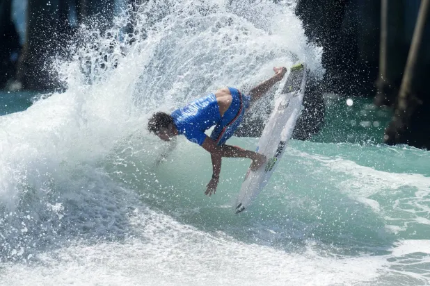 أحد الرياضيين يمارس رياضة ركوب الأمواج في الولايات المتحدة (رويترز)