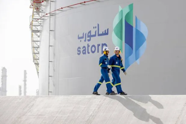 مهندسان يتجولان بالقرب من مصفاة «ساتورب» التابعة لـ«أرامكو السعودية» (موقع شركة ساتورب)
