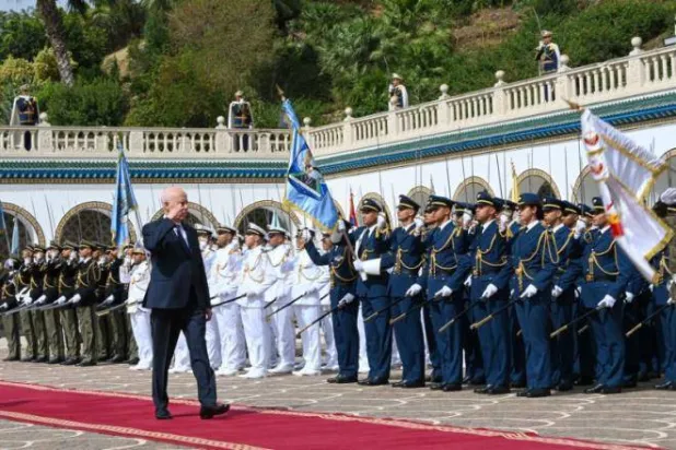 الرئيس التونسي يستعرض حرس الشرف في عيد الجيش (وكالة أنباء تونس أفريقيا)