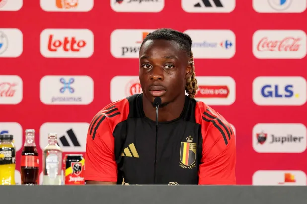 دوكو لاعب منتخب بلجيكا خلال حديثه في المؤتمر الصحافي (أ.ف.ب)