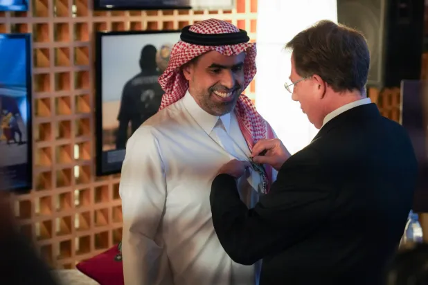 الفنان السعودي أحمد ماطر أثناء حصوله على وسام «الفنون والآداب الفرنسي» رتبة «فارس»