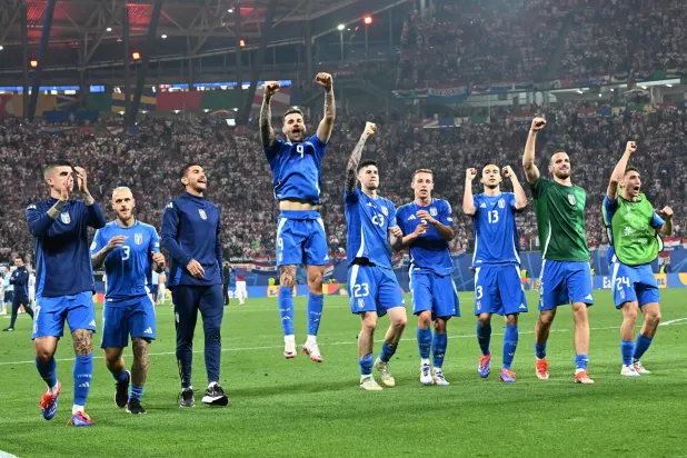 فرحة لاعبي المنتخب الإيطالي بالتأهل للأدوار الإقصائية عقب التعادل مع كرواتيا (إ.ب.أ)