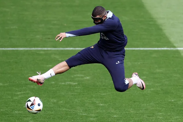 مبابي خلال تدريبات منتخب فرنسا الأخيرة (أ.ف.ب)