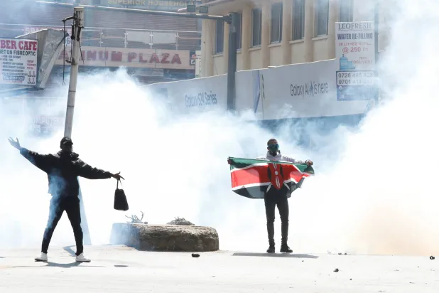 الشرطة تستخدم الغاز المسيل للدموع لتفريق المتظاهرين خلال مظاهرة ضد مشروع قانون المالية المقترح في نيروبي (رويترز)