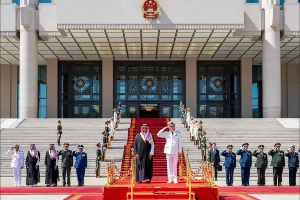 Suudi Arabistan Savunma Bakanı Prens Halid bin Selman bin Abdulaziz, Çin Merkezi Askeri Komisyonu Başkan Yardımcısı General Zhang Youxia ile bir araya geldi. (Suudi Arabistan Savunma Bakanı’nın resmi X hesabı)