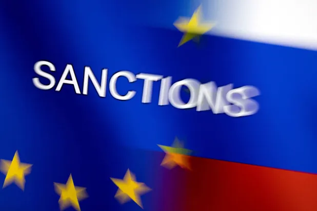 تظهر كلمة «عقوبات» على علمي الاتحاد الأوروبي وروسيا في هذه الصورة الملتقطة في 27 فبراير 2022 (رويترز)