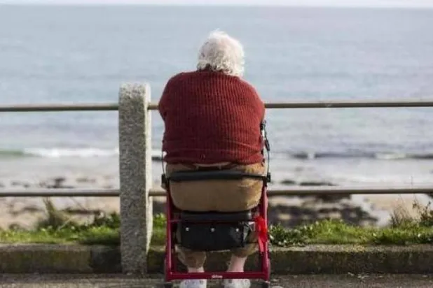 كبار السن الذين يعانون من الوحدة المزمنة أكثر عرضة للإصابة بالسكتة الدماغية (أ.ف.ب)