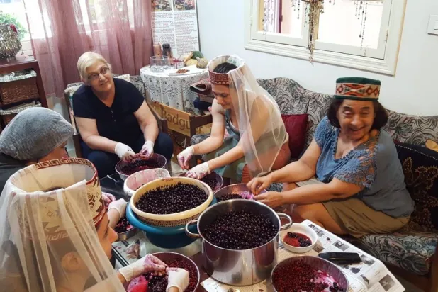 أيدي الأرمنيات تجبل الإرث الغذائي بشغف السعي إلى صونه (صور أربي منكاساريان)