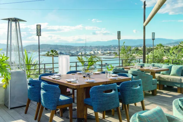 جلسة جميلة على المتوسط في «زوما» بمدينة كان (الشرق الأوسط)