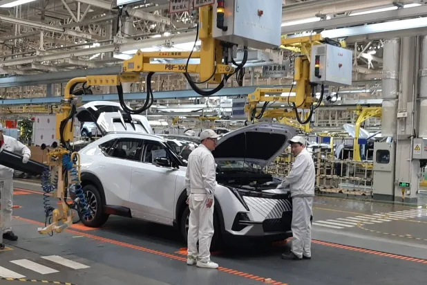 فنيون على خط إنتاج في مصنع «جاك» للسيارات الصينية (الشرق الأوسط)