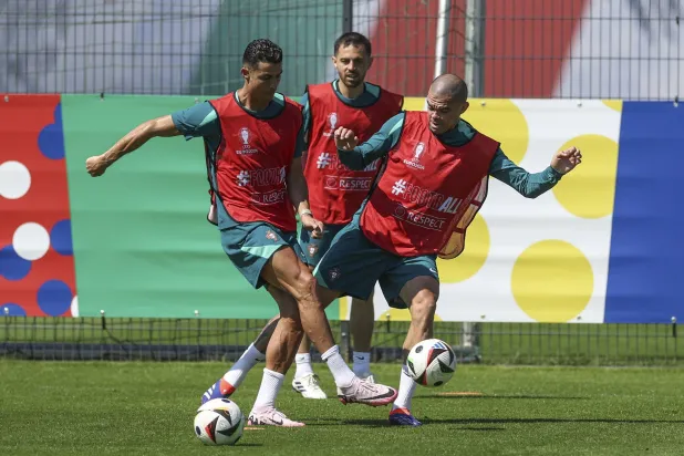 الدون رونالدو في مواجهة بيبي خلال التدريبات الجماعية لمنتخب البرتغال الأخيرة (إ.ب.أ)