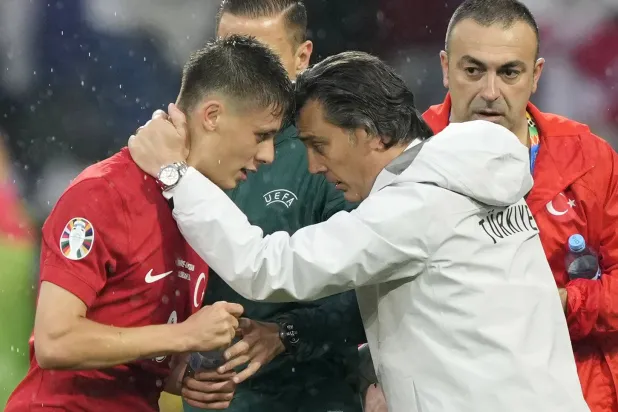 مونتيلا مدرب تركيا واللاعب غولر خلال مواجهة جيورجيا (أ.ب)