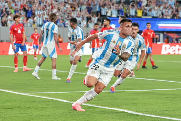 مارتينيز ينطلق فرحاً بعد تسجيله هدف الفوز (رويترز)