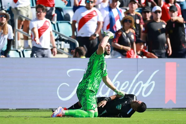 حارس مرمى كندا لفت انتباه الطاقم الطبي (أ.ف.ب)