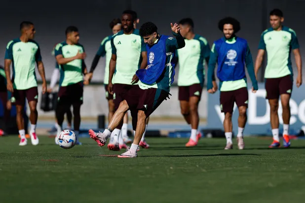 المكسيك تعاني من مشكلات في صفوفها (أ.ف.ب)