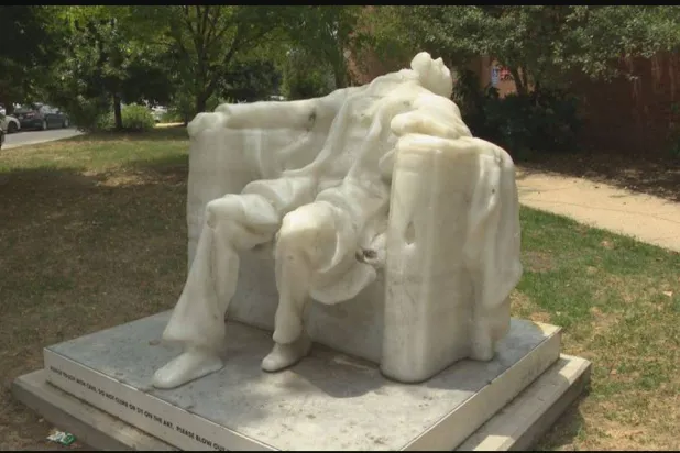 الحرارة تُسقط رأس لينكولن إلى الخلف (منظمة كالتشرال دي سي)