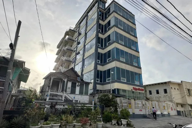 رجل يسير بالقرب من المقر الرئيسي لشركة «إكسون موبيل» في جورج تاون (رويترز) 