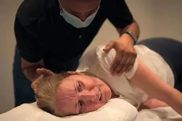 الفنانة الكندية سيلين ديون خلال إحدى نوبات «متلازمة الشخص المتيبّس»... (أمازون برايم)