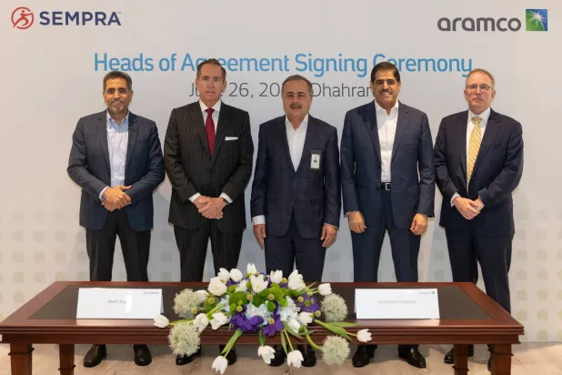 من اليمين: رئيس البنية التحتية للغاز الطبيعي المُسال في «سيمبرا» مارتن هوبكا والنعيمي والرئيس التنفيذي لـ«أرامكو» أمين الناصر ومارتن والنائب التنفيذي للرئيس في قطاع الأعمال للغاز في «أرامكو» عبد الكريم الغامدي (أرامكو)