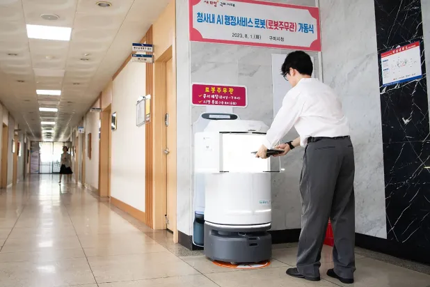 هل كان العمل شاقاً للغاية بالنسبة للروبوت؟ (أ.ف.ب)