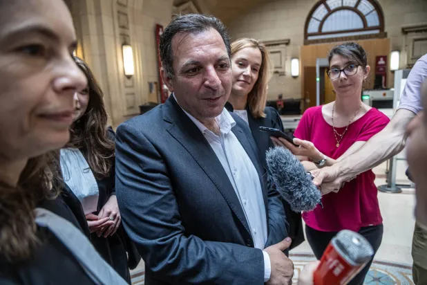 رئيس «المركز السوري للإعلام وحرية التعبير» مازن درويش يتحدث إلى الإعلاميين بعد قرار محكمة الاستئناف في باريس حيال محاكمة الرئيس السوري على جرائم حرب (إ.ب.أ)