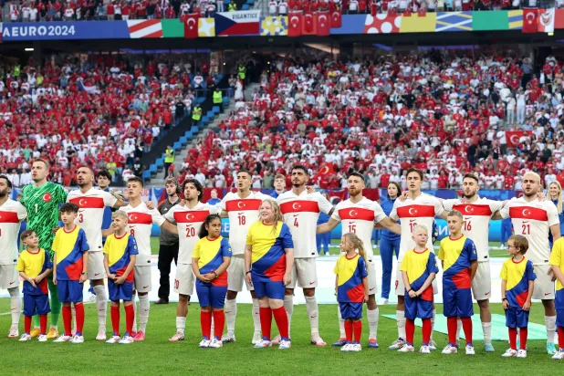 لاعبو المنتخب التركي في لقطة جماعية قبل بدء مواجهة منتخب التشيك في المعترك الأوروبي (إ.ب.أ)