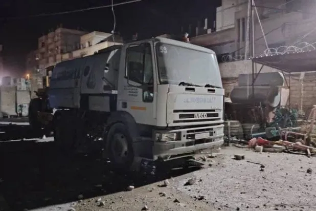 المرصد السوري لحقوق الإنسان يقول إنّ الغارة أوقعت ثلاثة قتلى (المرصد السوري لحقوق الإنسان)