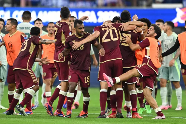 فرحة لاعبي فنزويلا بالفوز والصدارة (أ.ف.ب)