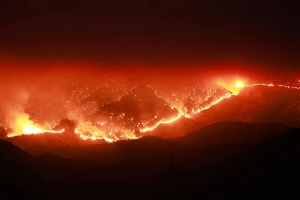 النيران أدت إلى حرق 7002 فدان (أ.ف.ب)