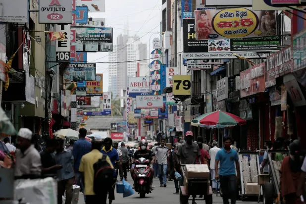 منظر عام للمنطقة التجارية في كولومبو (رويترز)