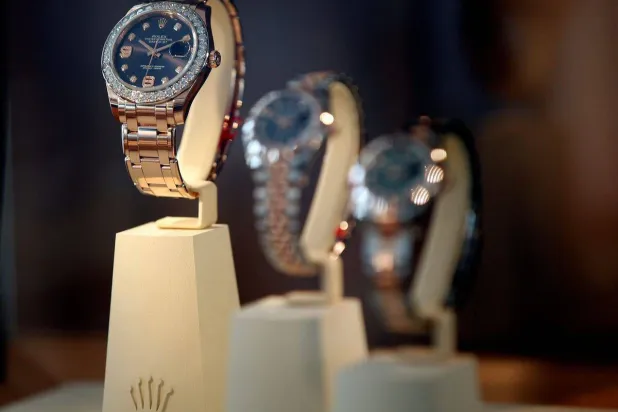 ساعات «رولكس» السويسرية معروضة في نادي مونت كارلو الريفي بموناكو (رويترز)