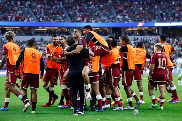 لاعبو فنزويلا وفرحة الصعودد لدور الثمانية بكوبا أمريكا (أ.ف.ب)