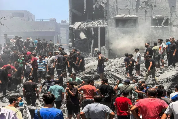 فلسطينيون يبحثون عن ضحايا إثر غارة على مخيم الشاطئ للاجئين بمدينة غزة (رويترز)