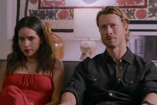 غلين باول وأدريا أريونا في «هِت مان» (أ جي سي ستديوز)