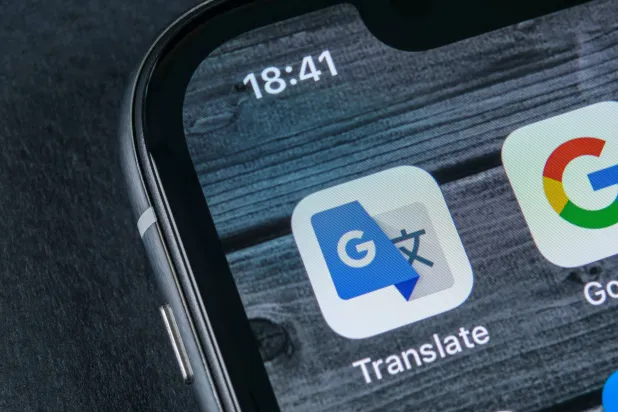 جرى إطلاق خدمة الترجمة من «غوغل» لأول مرة في أبريل عام 2006 (شاترستوك)