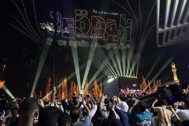 الألعاب النارية تُشكّل شعار «موسم جدة» بعد عودته «من جديد» (الشرق الأوسط)